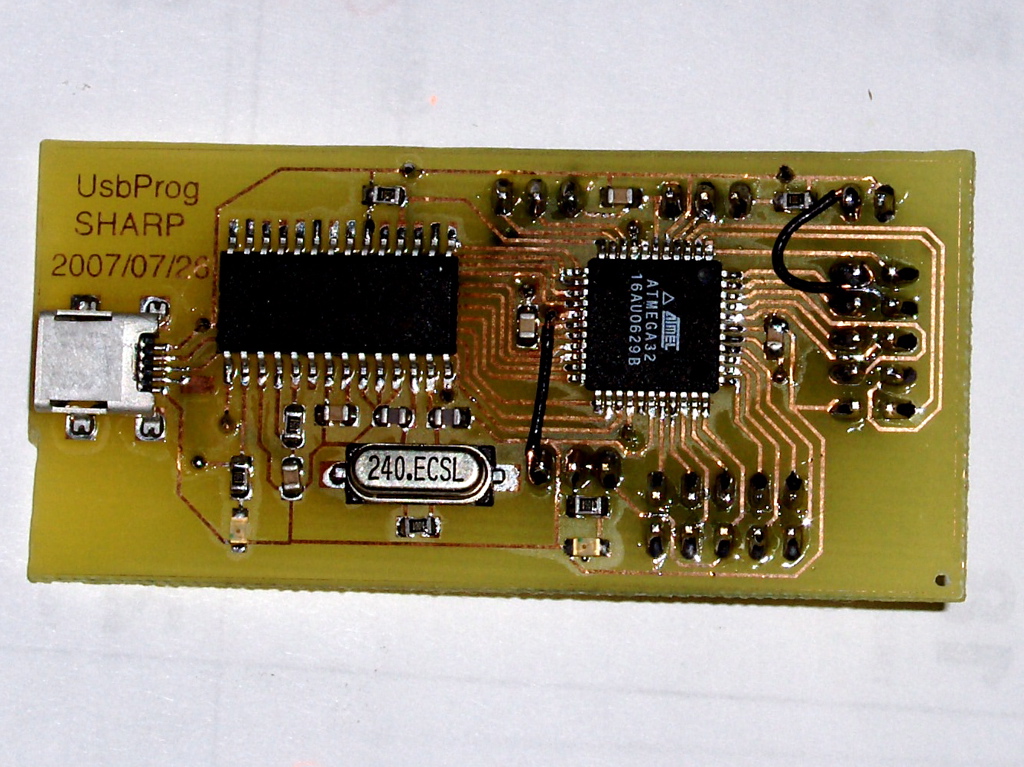 The copper & component side of the UsbProg-SHARP board